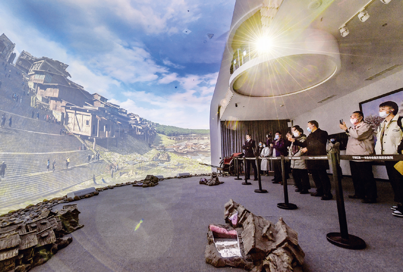 近年來，重慶紅巖革命紀念館以新技術(shù)把革命文物搬上屏幕和舞臺，創(chuàng)新革命文物展示，讓紅巖革命文物“活”起來。圖為在重慶紅巖革命紀念館“紅巖記憶”數(shù)字體驗廳內(nèi)，觀眾們觀看以雙曲三維穹幕技術(shù)展示的場景。 新華社記者 李賀/攝